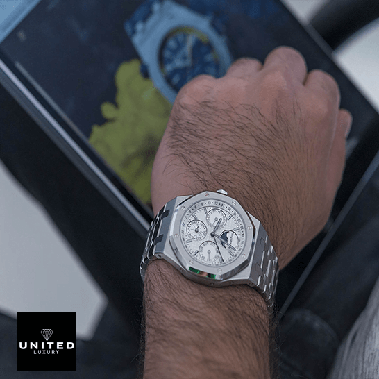 Audemars Piguet White Dial Steel Case Inspired on the man wrist