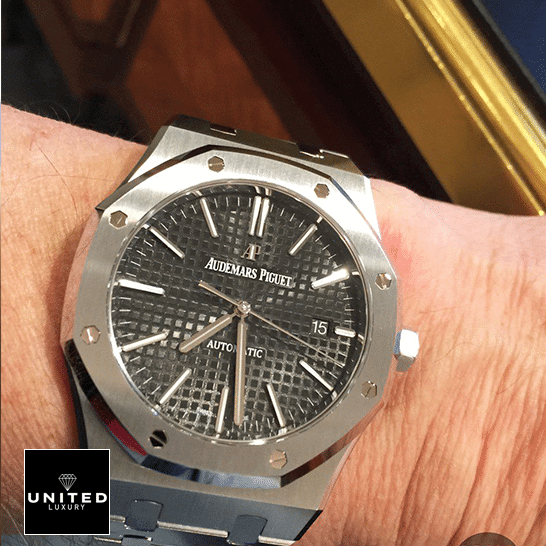 Audemars Piguet Royal Oak 15400ST.OO_.1220ST.04 Gray Inspired on the man wristh